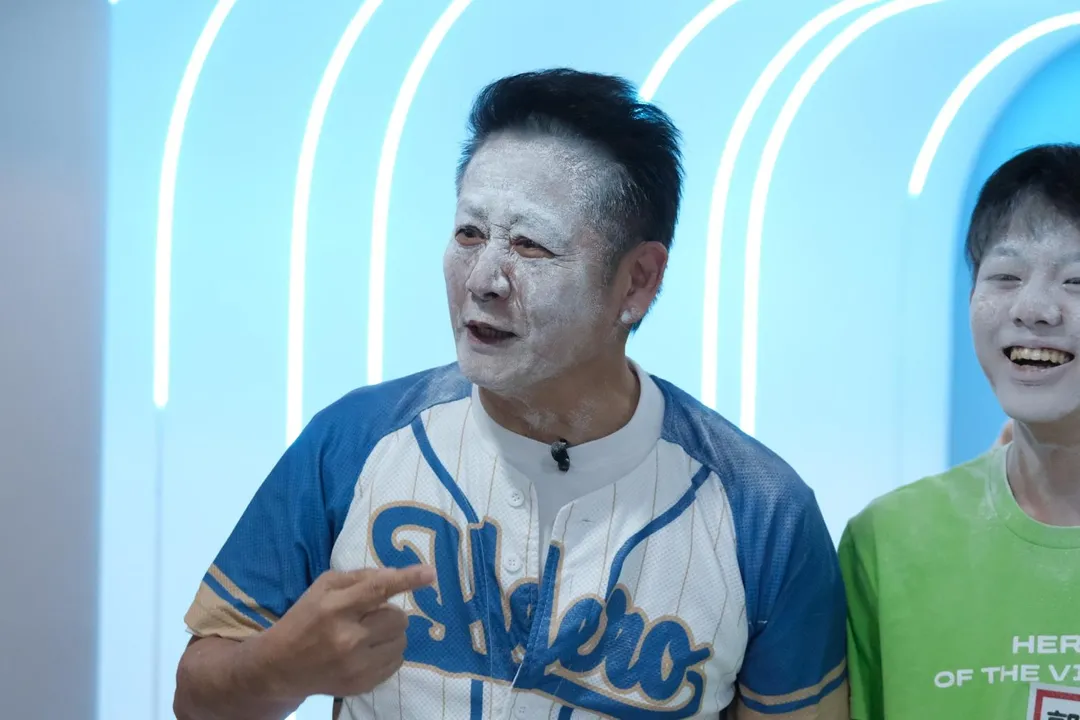 徐乃麟因玩遊戲狂凸槌被砸麵粉。（圖／東森綜合台提供）