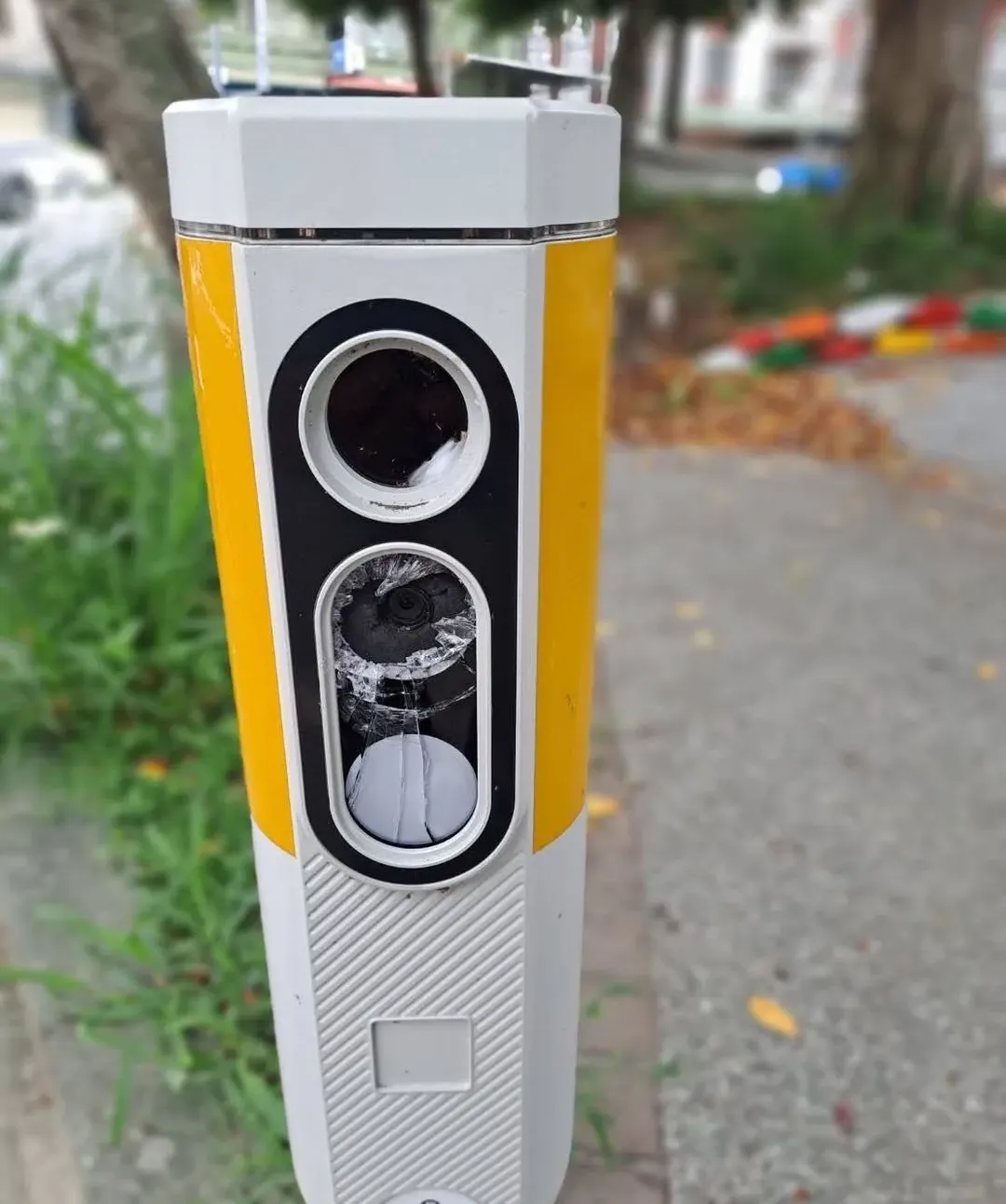 路邊停車柱遭毀損。(圖/竹東警分局提供)