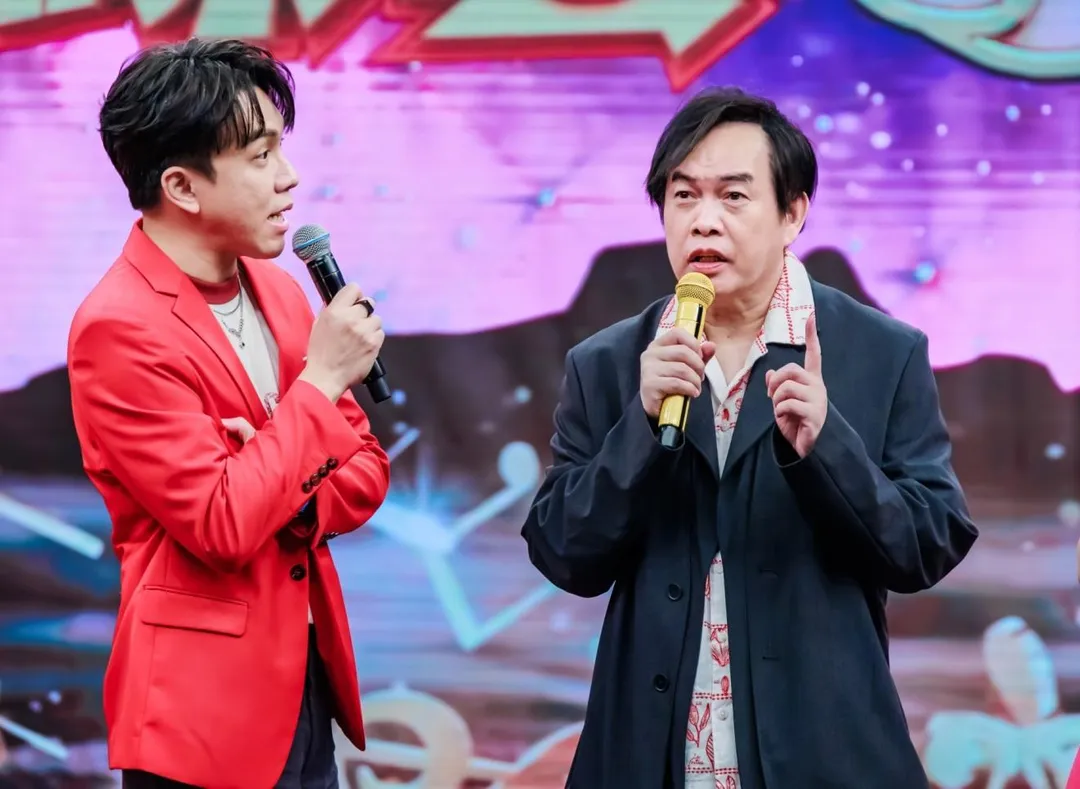 康康（右）與許志豪（左）在節目中演出歌中劇。（圖／中視提供）