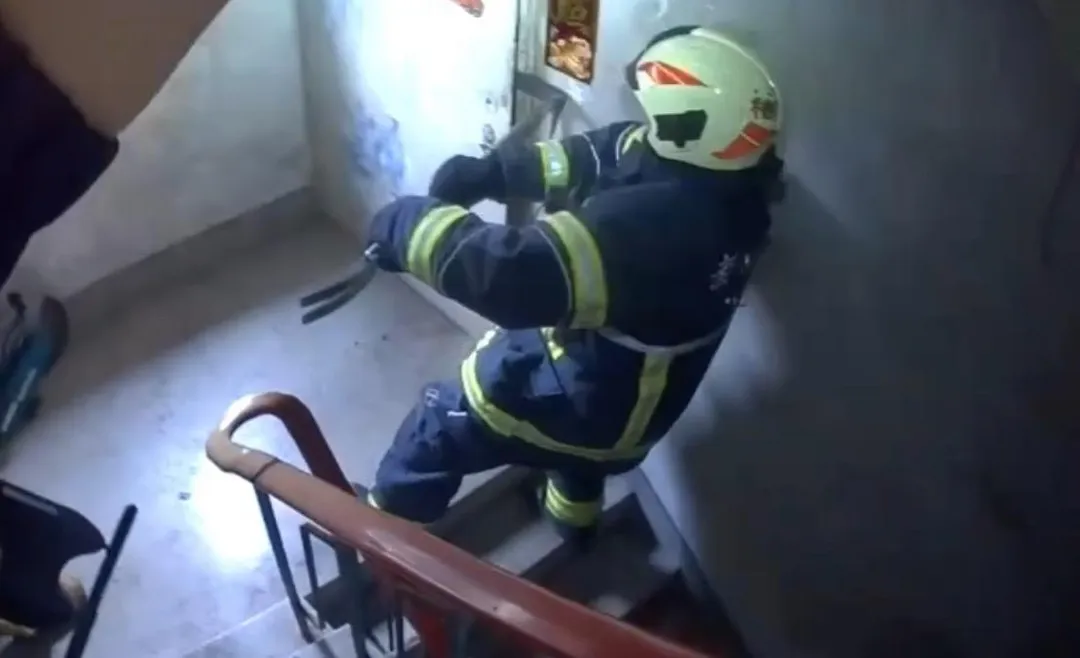 男子持刀砍母警消人員破門救人。（圖／翻攝畫面）