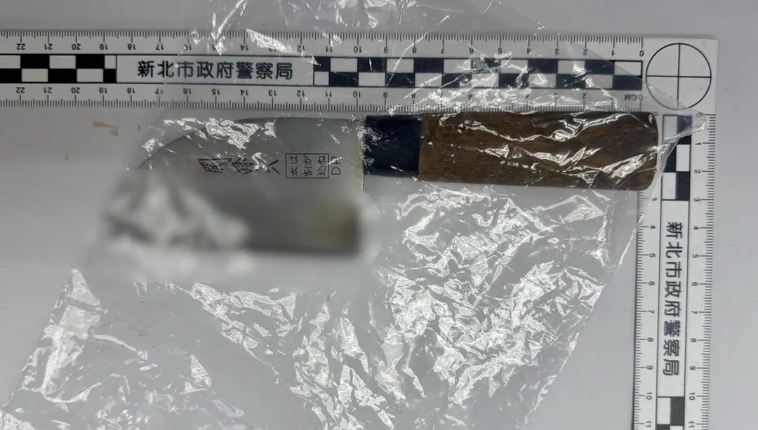 警方查扣犯案用檳榔刀。（圖／翻攝畫面）