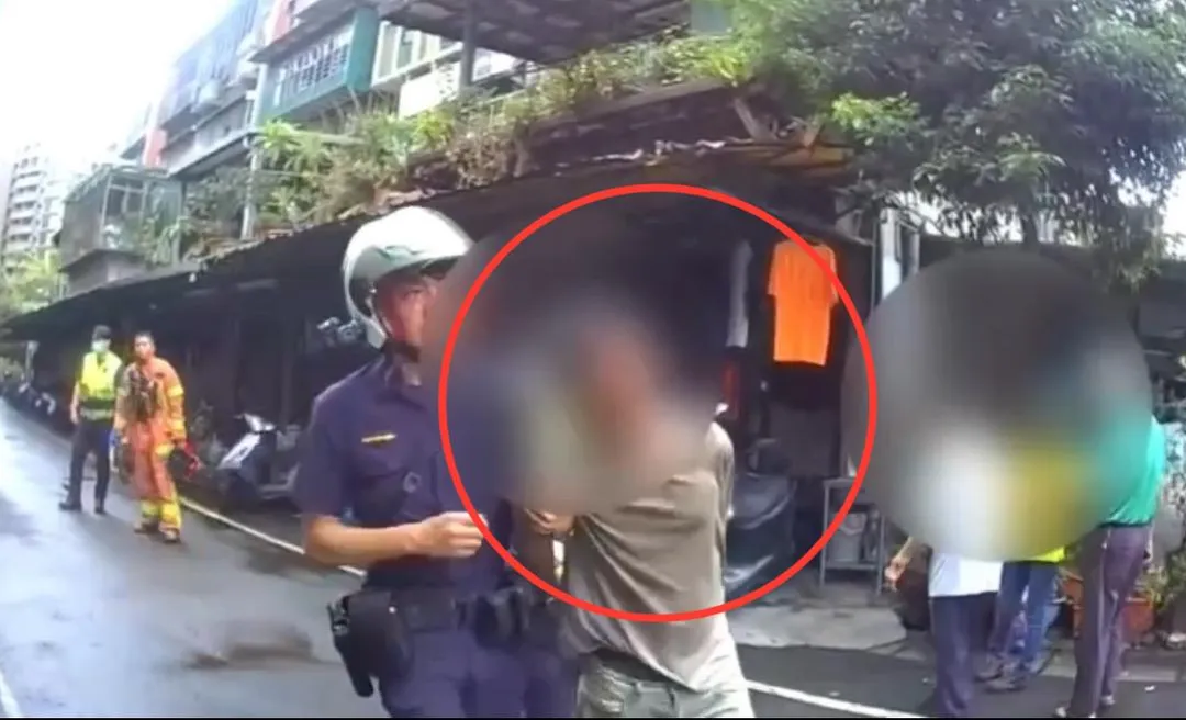 男子砍傷媽媽遭警方逮捕帶回偵訊。（圖／翻攝畫面）