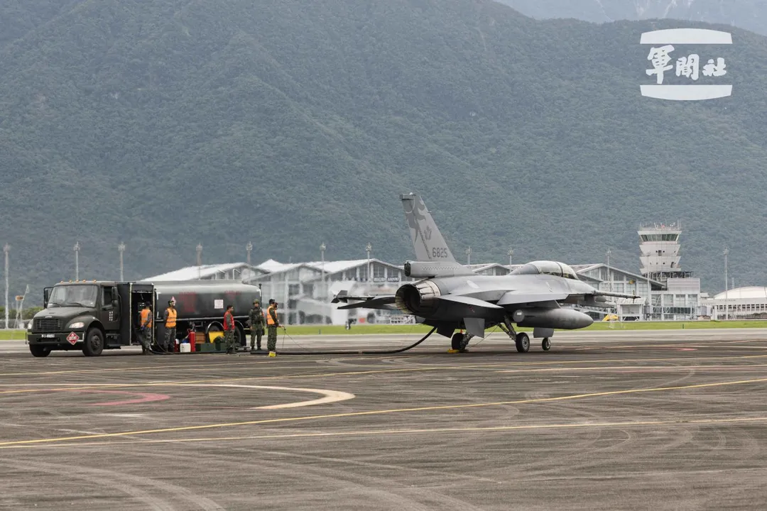 第27作戰隊的F-16BM雙座戰機進行熱加油,圖左為新型Freightliner油罐車。(圖/軍聞社)
