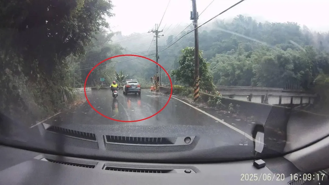 最終老翁同意坐上巡邏車返回派出所，並由員警協助騎回老翁的機車。（圖／翻攝畫面）
