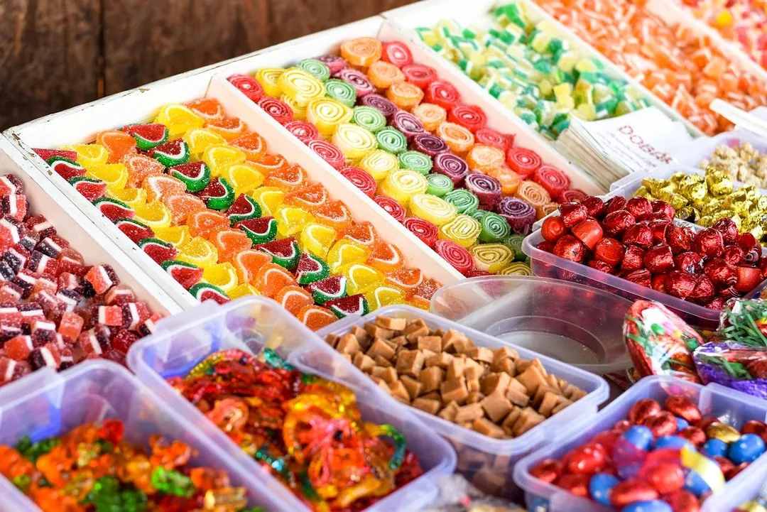 顏色鮮豔的糖果充滿人工色素。(示意圖/翻攝自pixabay)