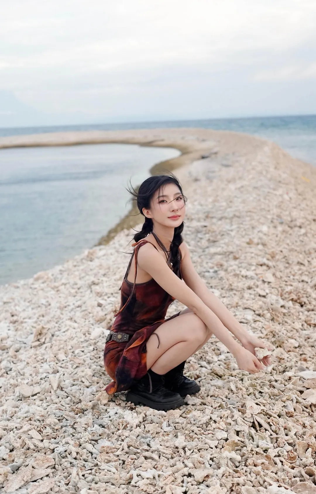 陳華推出全新單曲〈反覆拉扯〉特別遠赴馬來西亞沙巴拍攝MV。（圖／鮪魚肚影音 提供）
