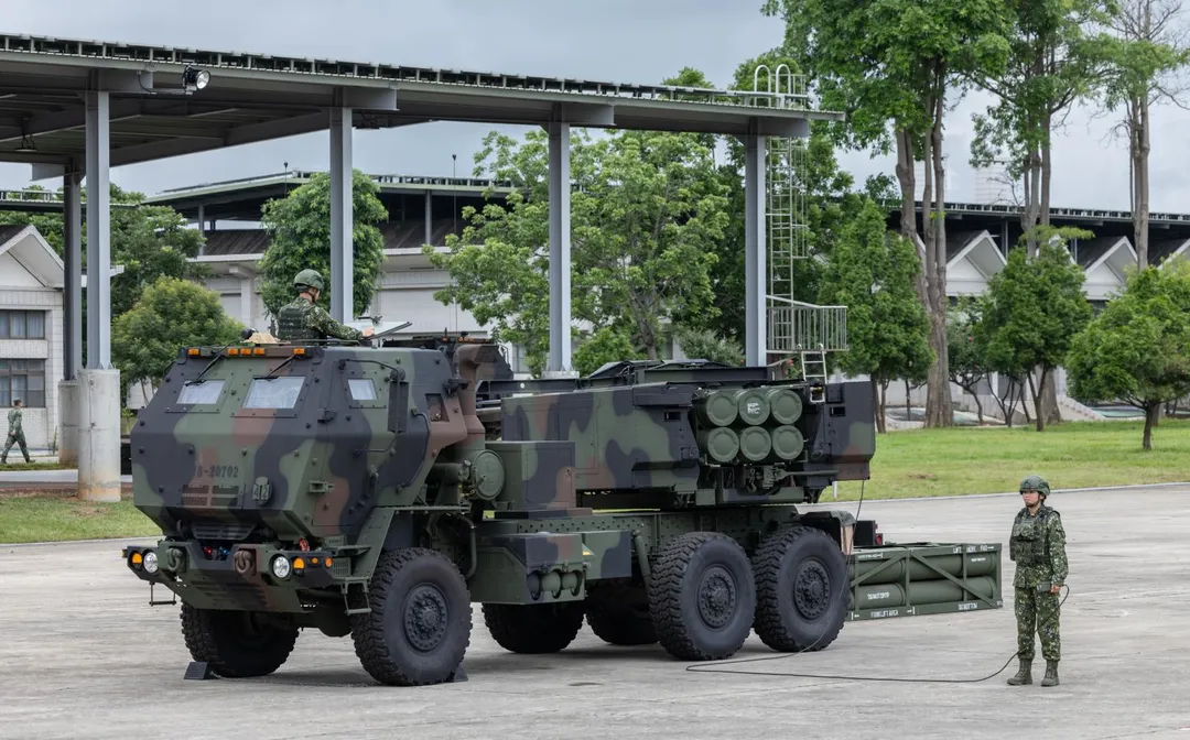 陸軍的HIMARS高機動砲兵火箭系統。(圖/總統府)