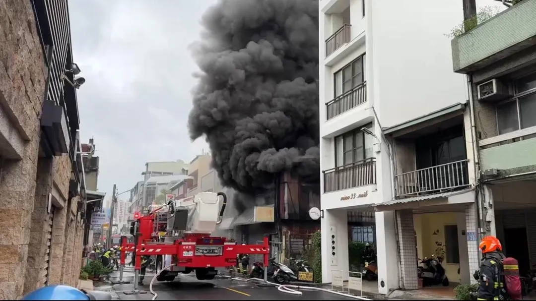 台中東區一間製冰廠發生火警。（圖／翻攝畫面）