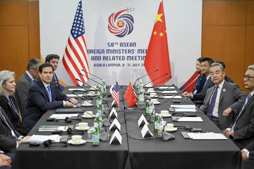 王毅（右排面對鏡頭者）與盧比歐（左排面對鏡頭者）11日在吉隆坡舉行會談。（圖／美聯社）