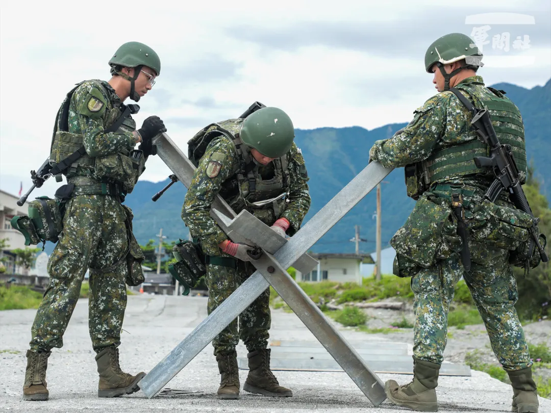 花防部工兵架設鋼刺蝟。(圖/國防部)