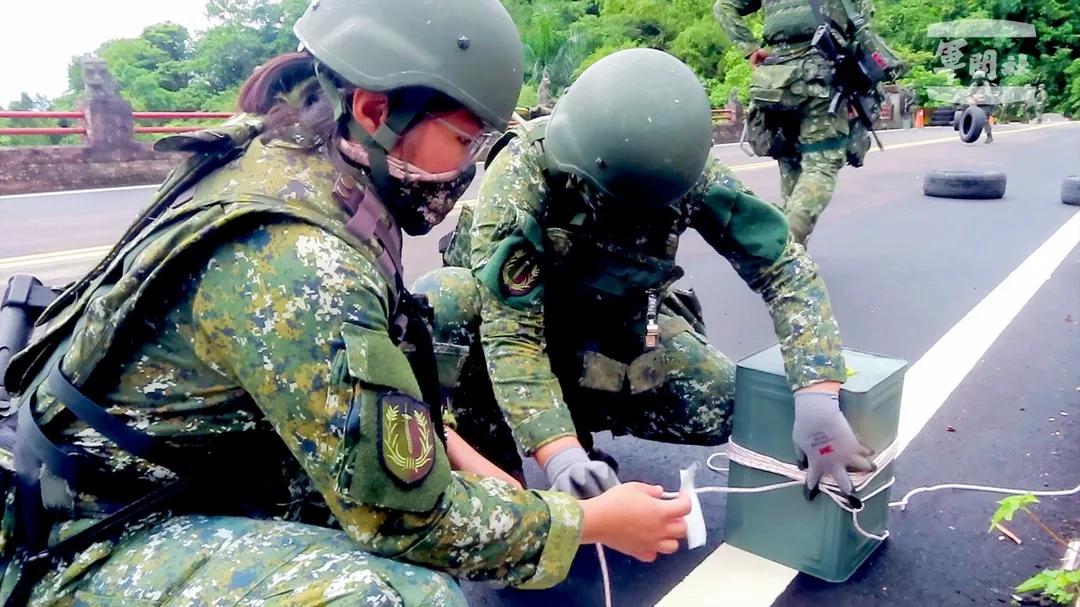 花防部化學兵設置急造縱火兵器。(圖/國防部)