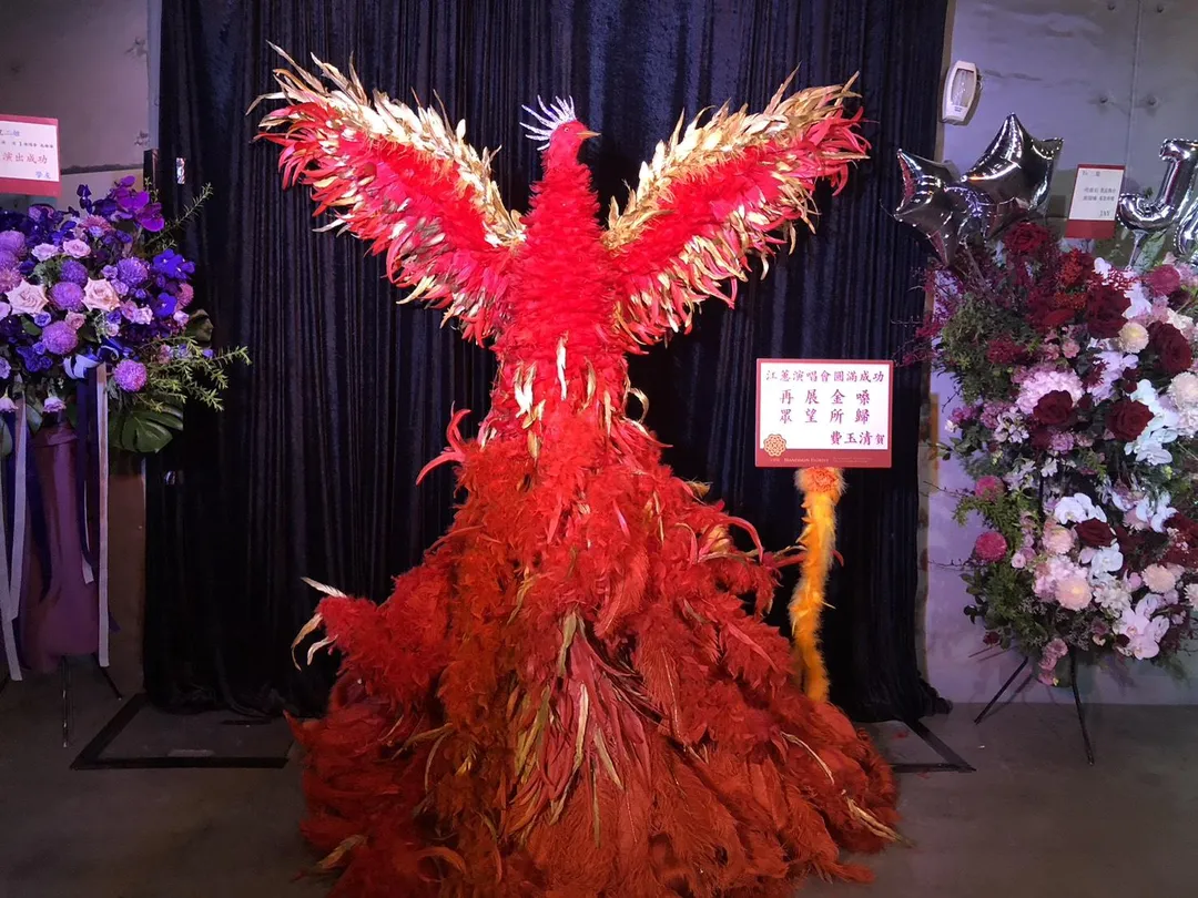 費玉清11日送上「巨型鳳凰」的造型花籃祝賀江蕙演出順利。（圖／記者郭竹倩 攝）