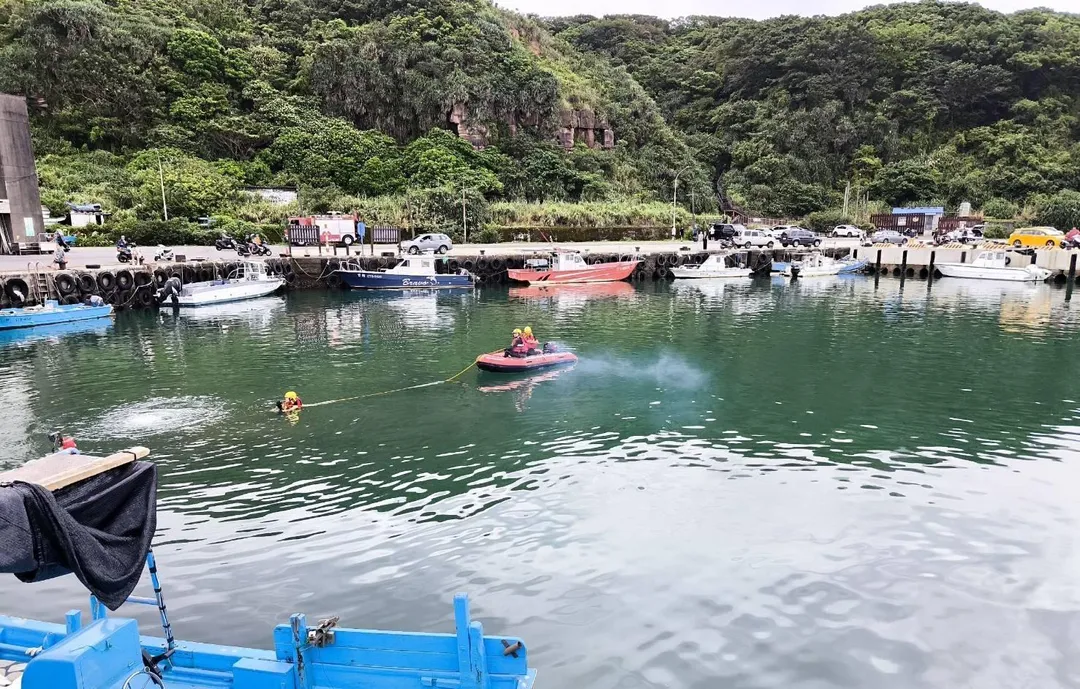 警消出動船艇將駕駛救起送醫。（圖／翻攝畫面）