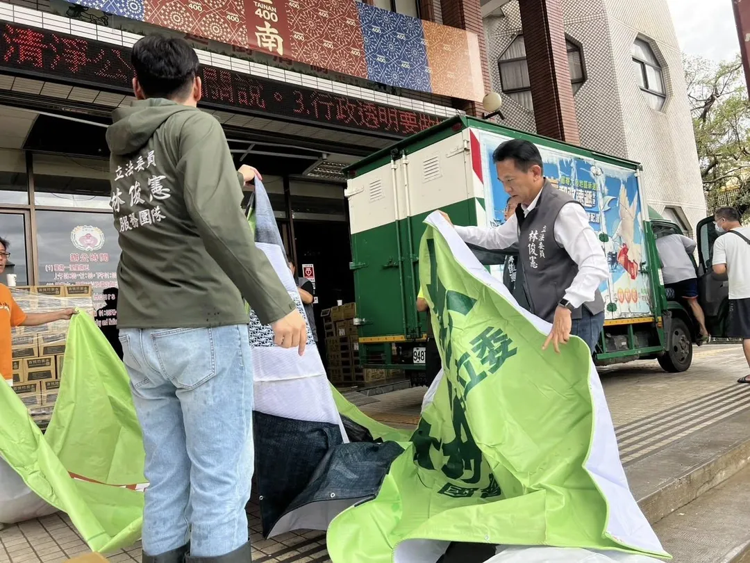民進黨立委林俊憲拆除自己的競選帆布送至災區協助災民。（圖／林俊憲臉書）