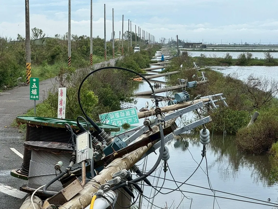丹娜絲颱風橫掃中南部，全台近2500支電桿損壞。圖為台南市七股區電線桿倒斷情形。（圖／台電提供）