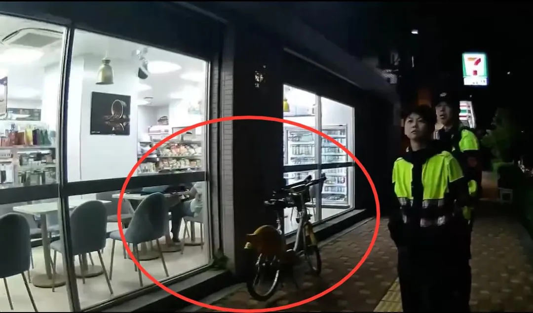 失竊的單車就停在超商外。（圖／翻攝畫面）