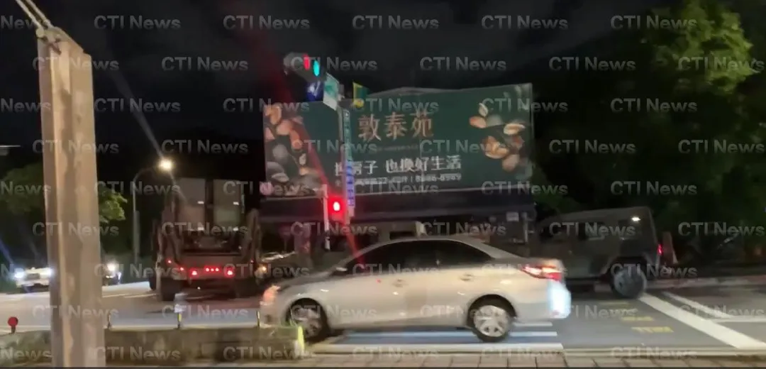 有民眾於今（11）日晚間10時許，行經新北市安坑區車子路與安一路口時，目擊到愛國者飛彈車於路口轉彎時，疑似車上駕駛未注意角度，車身不慎卡住一旁遮雨棚。（圖／中天新聞）