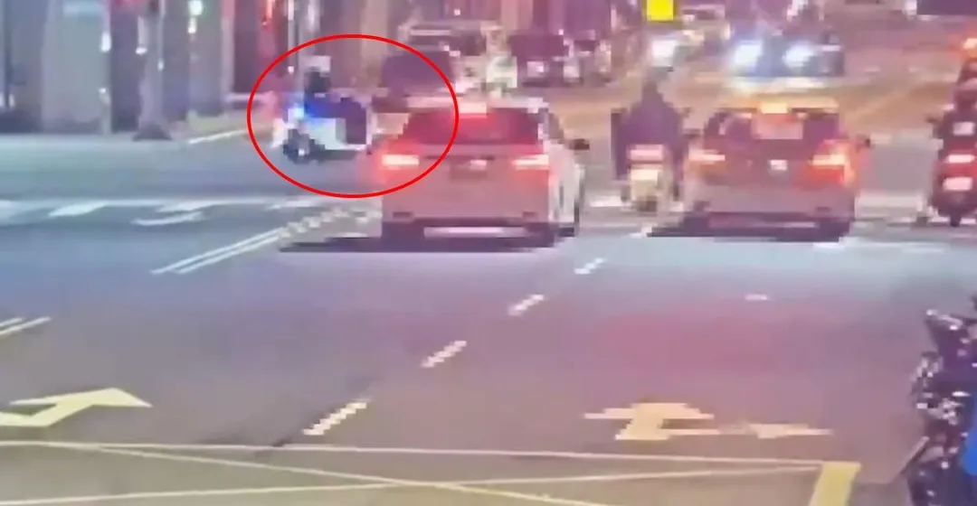 員警騎乘警用機車左轉長安東路。（圖／翻攝畫面）