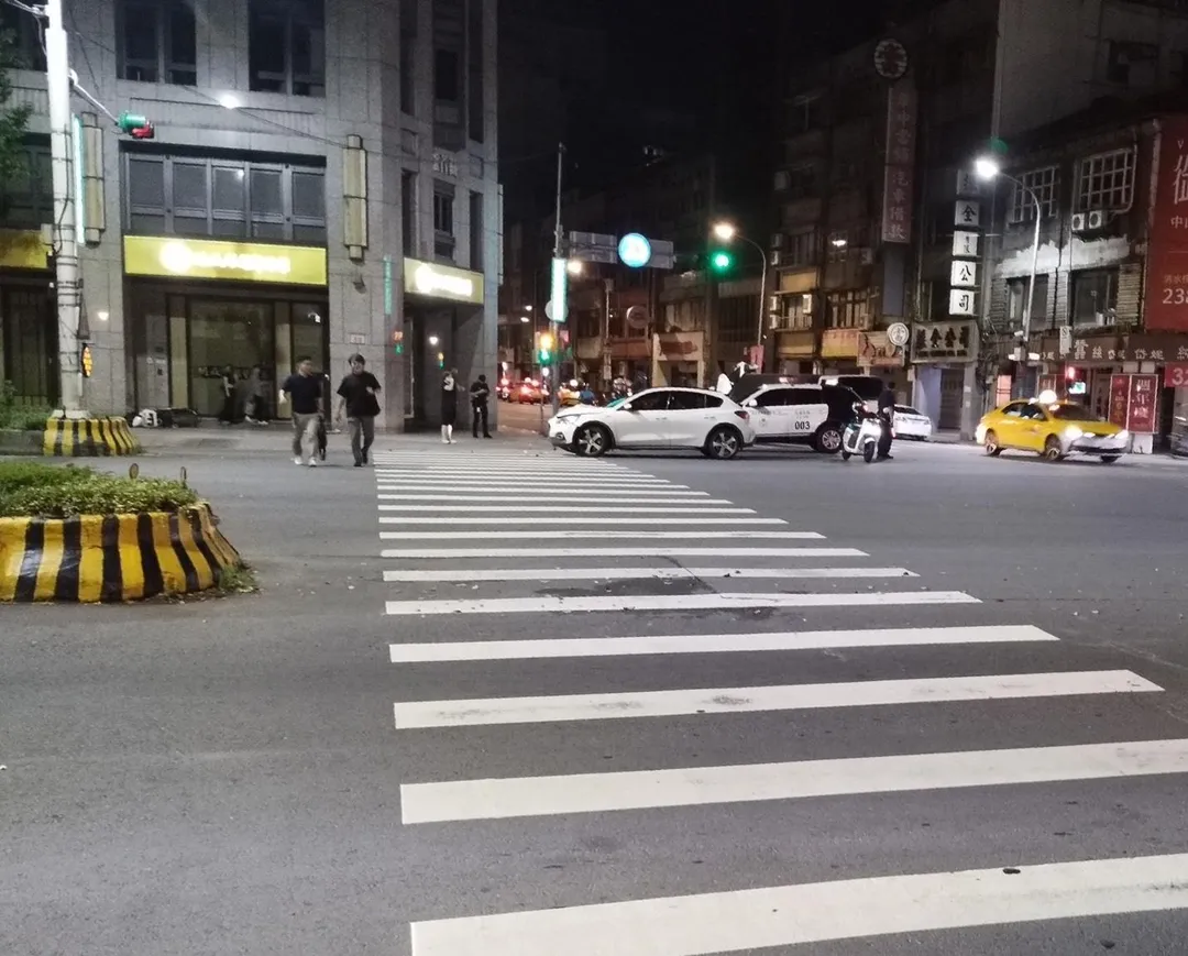 警方獲報趕抵現場並立即將受傷員警送往台大醫院救治。（圖／警方提供）
