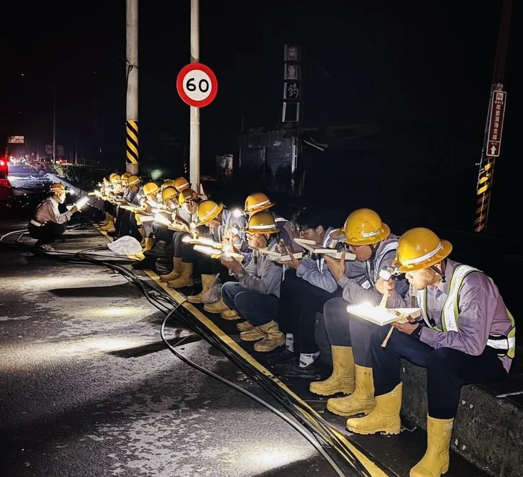台電表示，台電人員仍在不眠不休搶修，請體諒台電還在辛苦搶修，「不要再傷害台電了」。（圖取自台電臉書粉專）