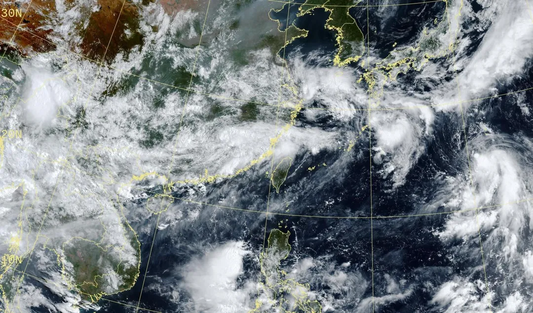 日本南方海面的熱帶低壓最快可能在今日內增強為颱風。（圖／中央氣象署）