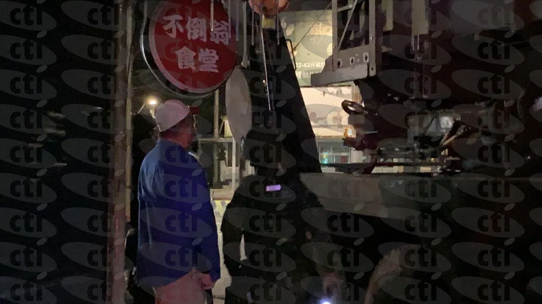 有民眾於今（11）日晚間10時許，行經新北市安坑區車子路與安一路口時，目擊到愛國者飛彈車於路口轉彎時，疑似車上駕駛未注意角度，車身不慎卡住一旁遮雨棚。（圖／中天新聞）
