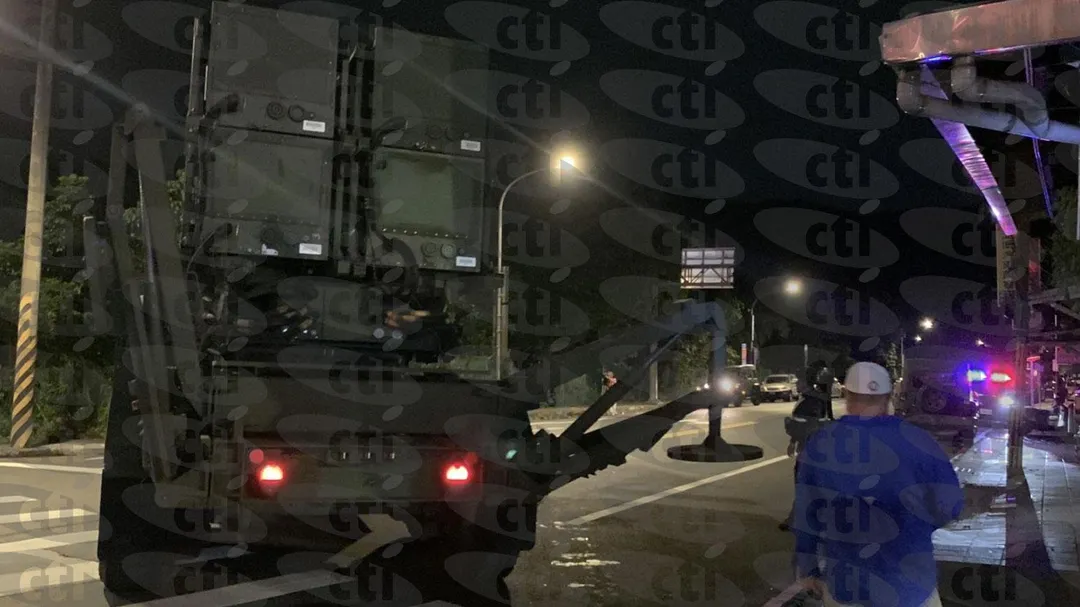 愛國者飛彈發射車晚間擦撞民宅棚架。(圖/中天新聞)