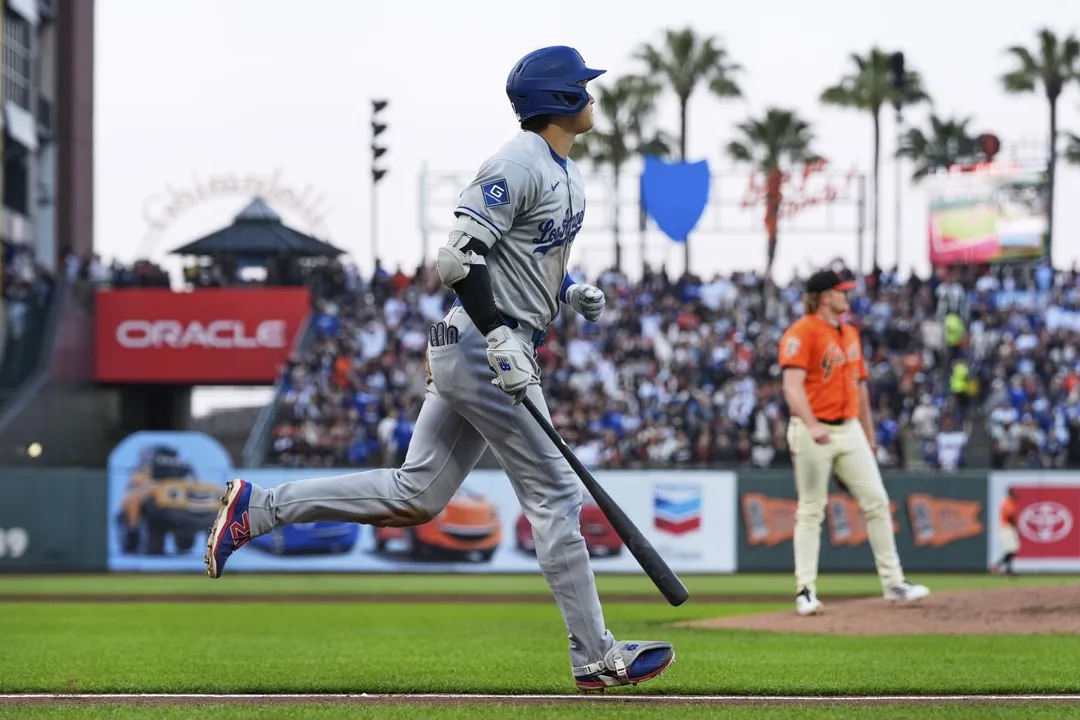 大谷目送自己的球飛入海灣。（圖／美聯社）