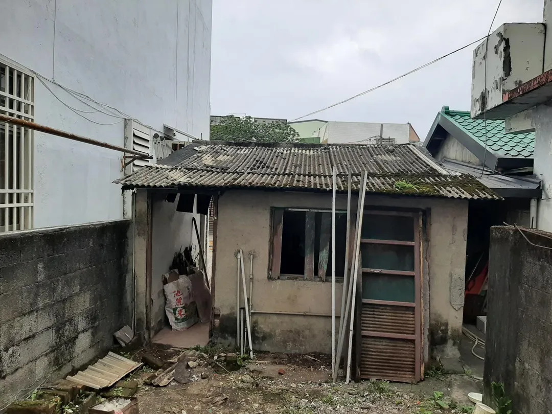 若民眾清理受損建物時發現石綿,在處理時應記得配戴口罩。(圖/花蓮縣政府)