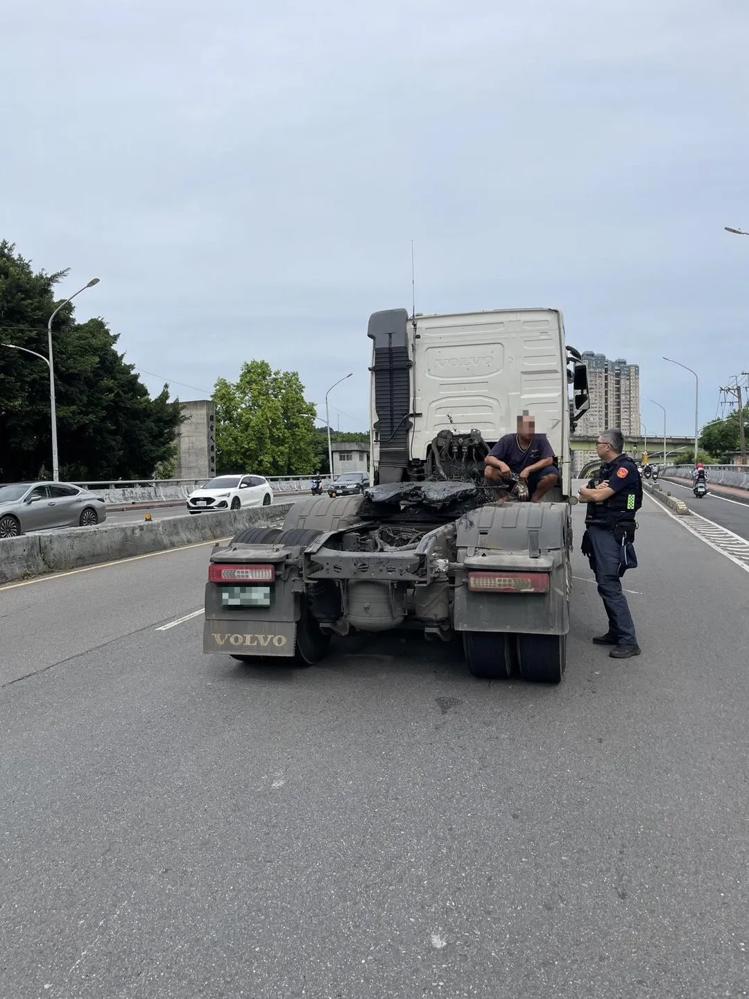 聯結車後方拖車板與車頭分離。（圖／警方提供）
