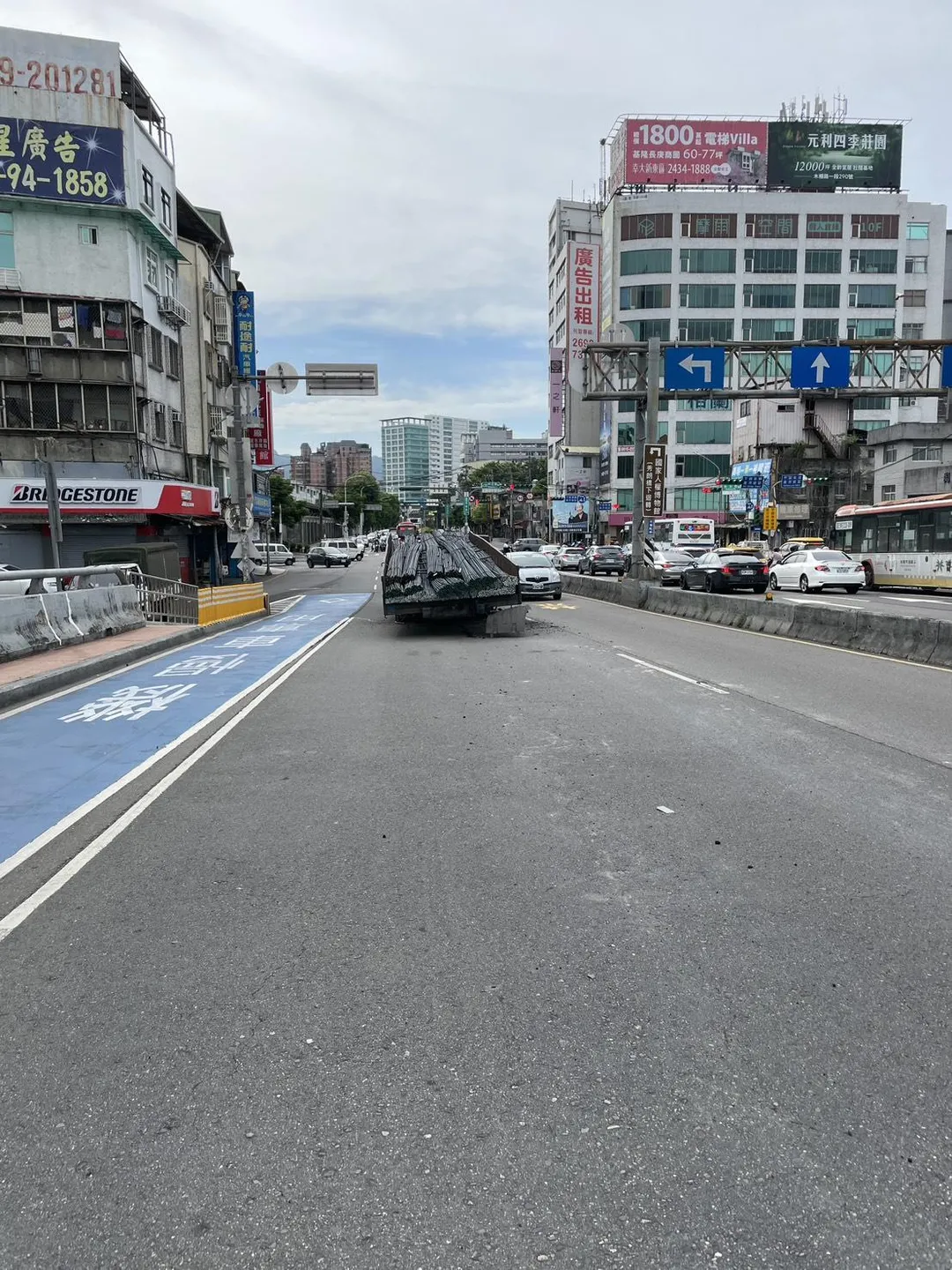 後方拖車板。（圖／警方提供）
