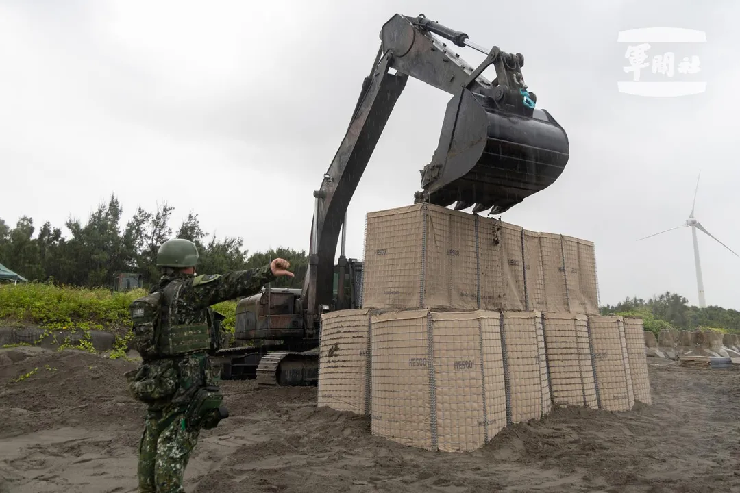 第52工兵群架設新型HESCO防禦工事。(圖/軍聞社)
