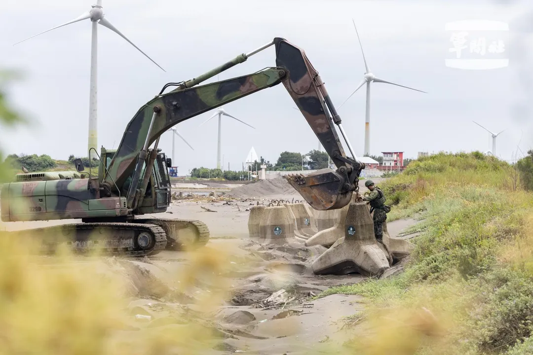 第52工兵群以挖土機布放消波塊。(圖/軍聞社)