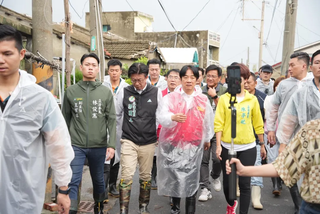 陳亭妃走在賴清德左方，卻剛好被拍攝中的手機遮住臉。（圖／翻攝郭國文臉書）
