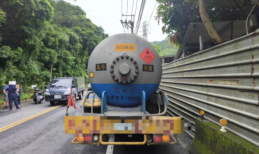 女騎士遭氣體槽車輾斃。（圖／翻攝畫面）