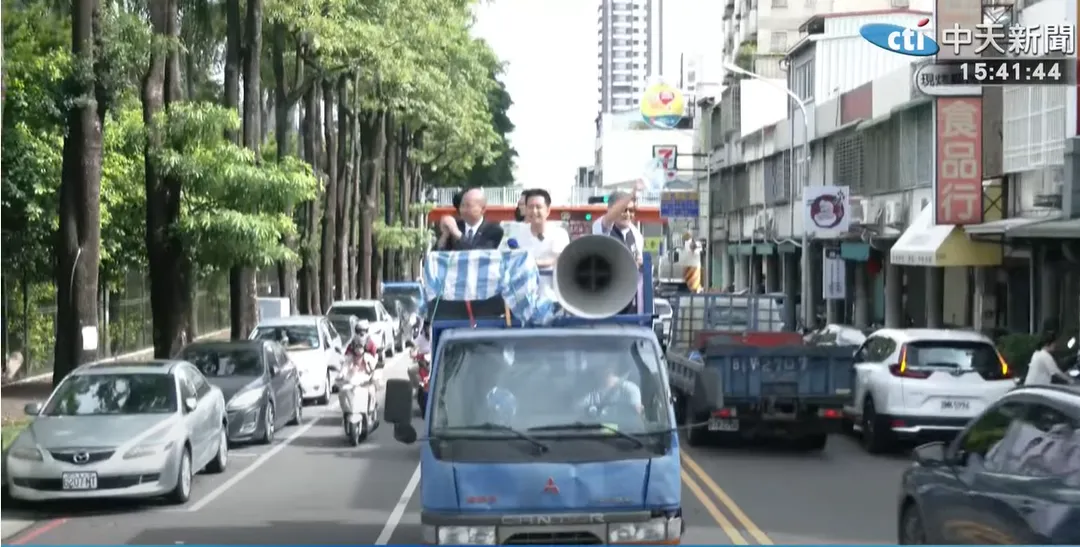韓國瑜12日陪羅廷瑋車隊掃街。（圖／中天新聞）