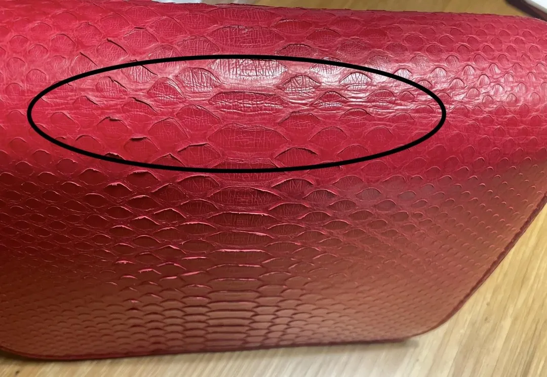 包包出現不可回復的摺痕。（圖／翻攝畫面）