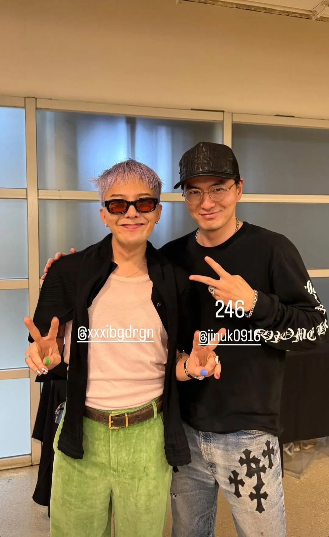 GD（左）與李陣郁在後台開心合照。（圖／翻攝 064.land IG）