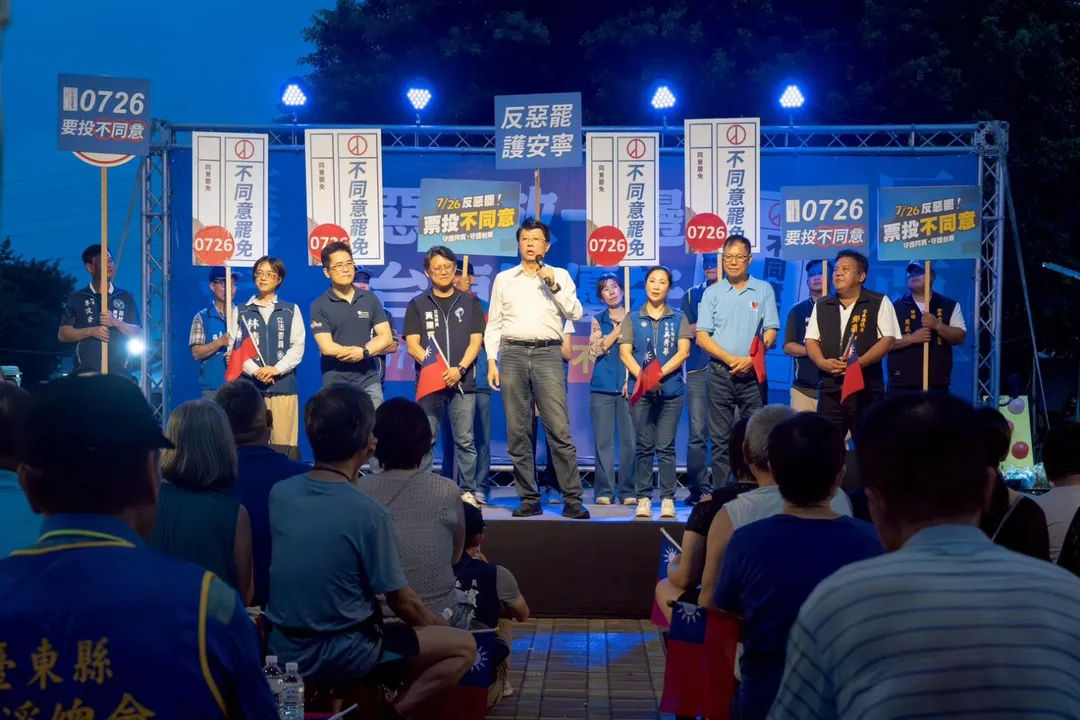 台東縣立委黃建賓12日舉辦「反惡罷、護台東」晚會,謝龍介出席力挺。(圖/黃建賓辦公室提供)