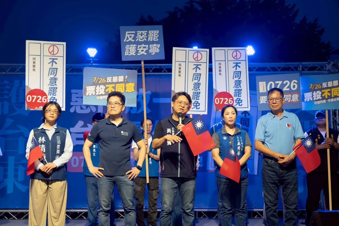 黃建賓表示,在惡意罷免的連署過程中,一位阿姨跟他說,「你明明沒做錯事也要被罷免,政治有夠黑暗」。(圖/黃建賓辦公室提供)