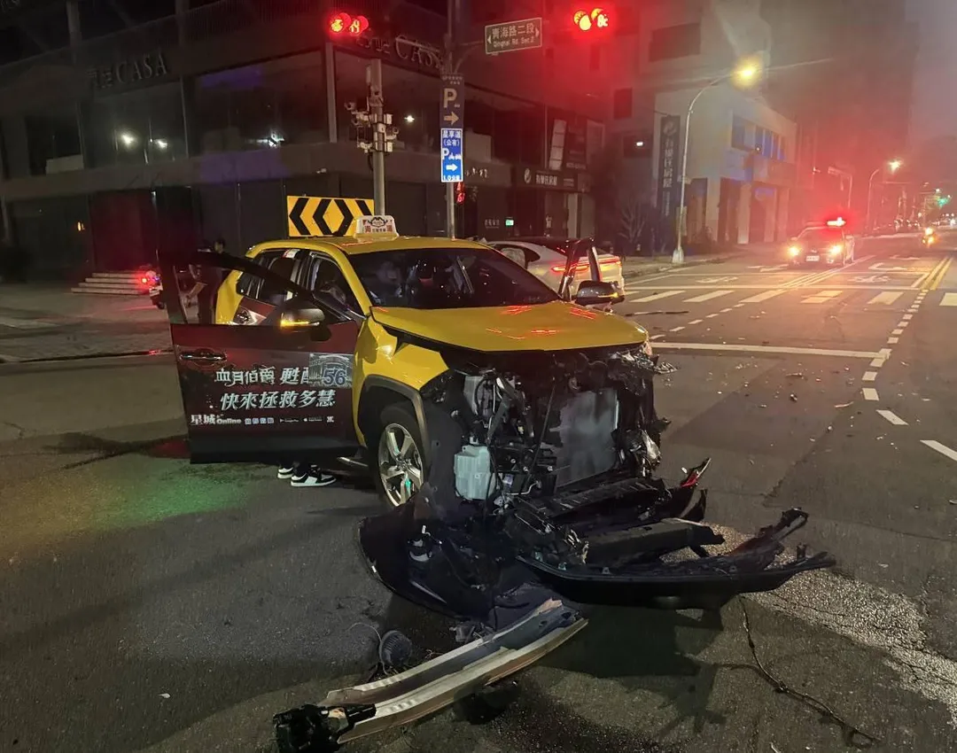 計程車車頭撞爛。（圖／警方提供）