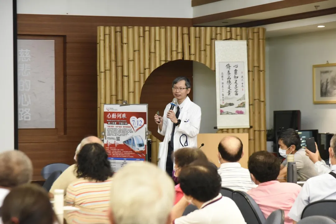 李易達醫師表示，心悸是明顯感受到自己心臟的跳動，且通常會伴隨著不適感。（圖／大林慈濟醫院）