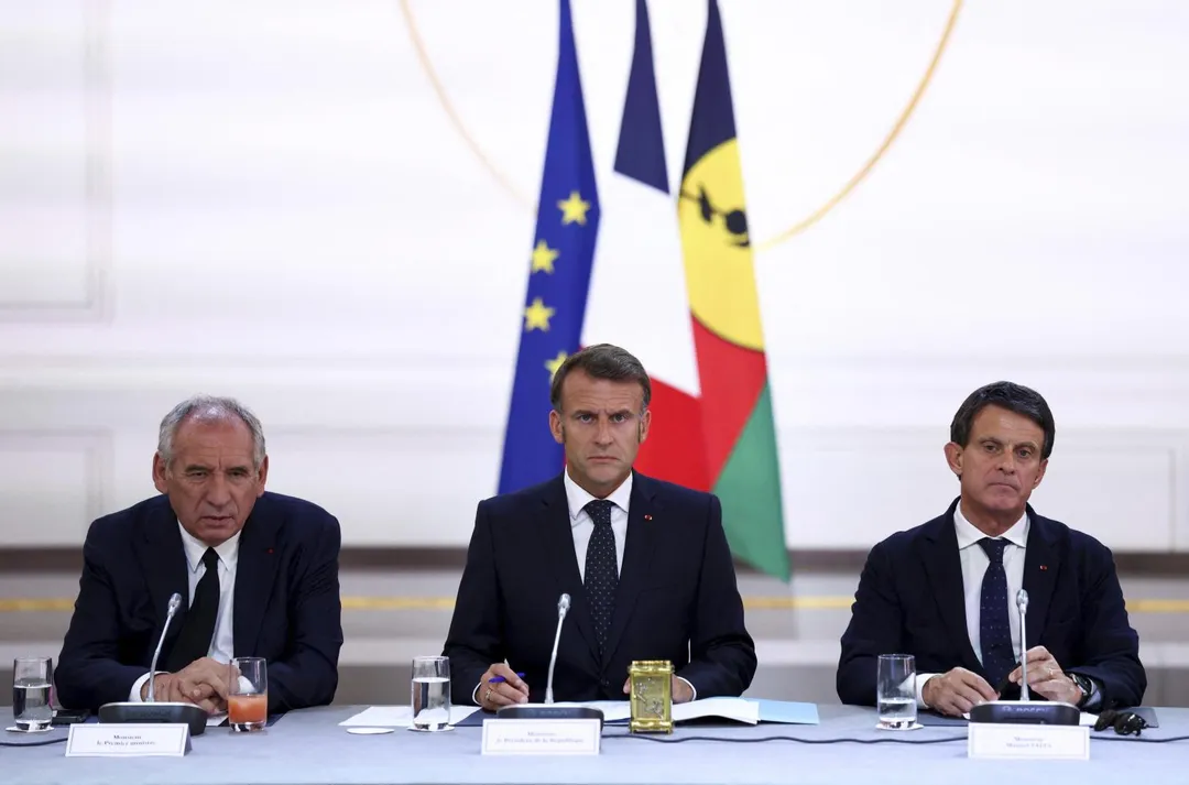 法國總統馬克宏 (Emmanuel Macron)（中）、總理白胡 (Francois Bayrou)（左）和海外領土部長瓦爾斯 (Manuel Valls) 在法國巴黎愛麗舍宮宣布與新喀里多尼亞國的新協議。（圖／美聯社）