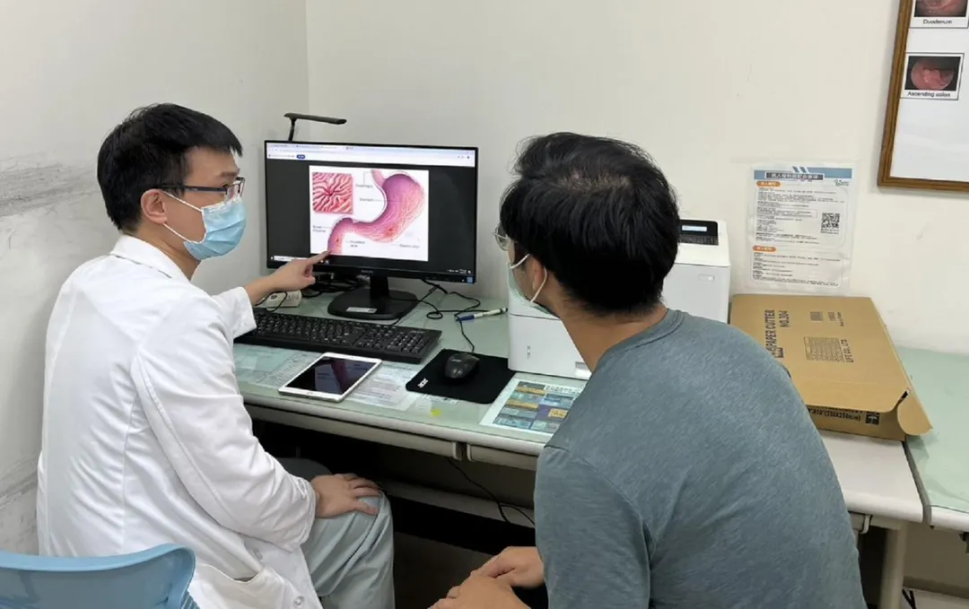 黃詮博醫師向病人詳細說明幽門螺旋桿菌感染部位及治療方式，協助其充分了解病情。（圖／新竹台大分院）