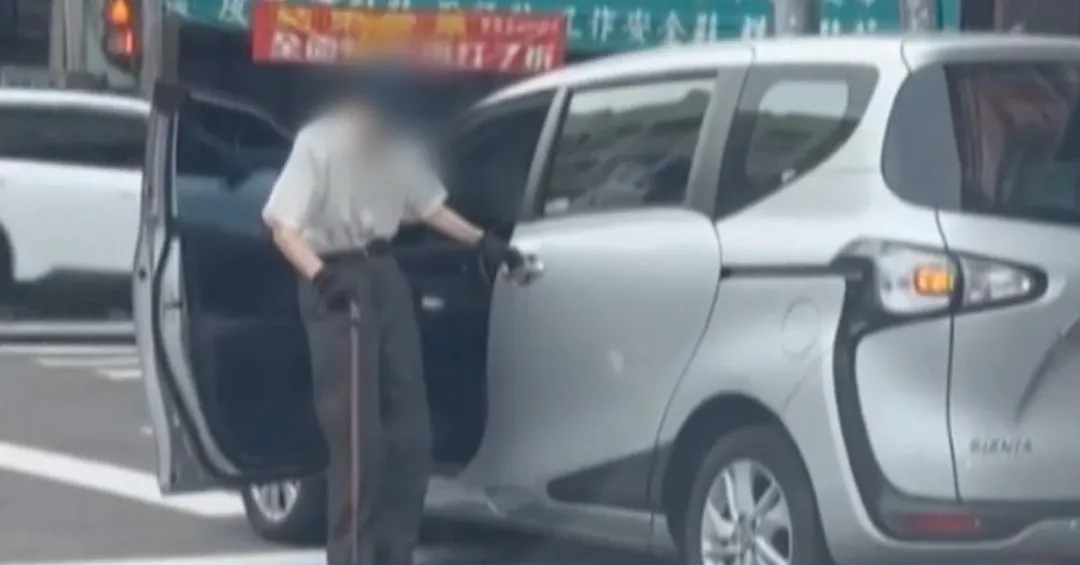 台中北屯榮華街附近,一名老翁拄拐杖行走困難,連關車門都很吃力。(圖/翻攝自爆料公社)