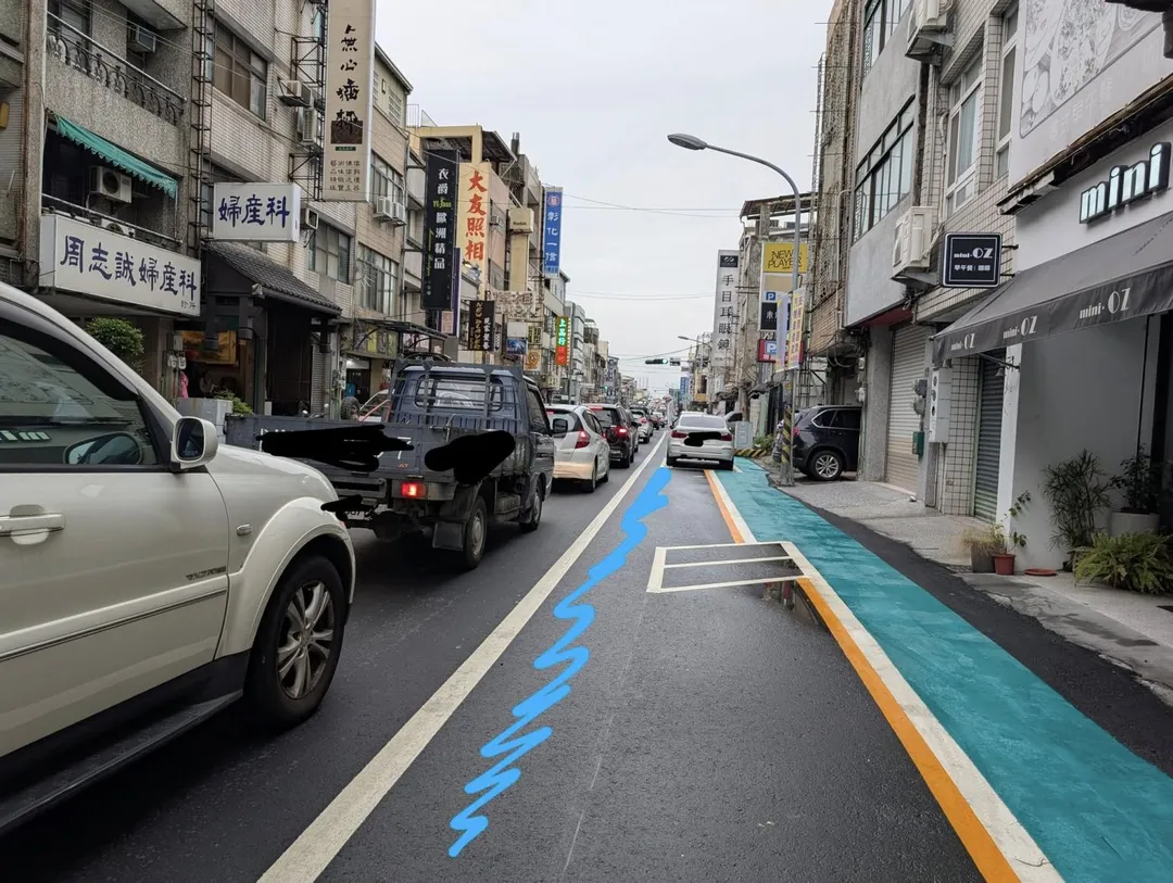 彰化市近期在人行道白線與馬路雙黃線之間增設白色實線，不少騎士誤將路肩當作車道行駛，遭開罰600元以上、1800元以下罰鍰，引發用路人討論。(圖/翻攝自彰化人大小事）