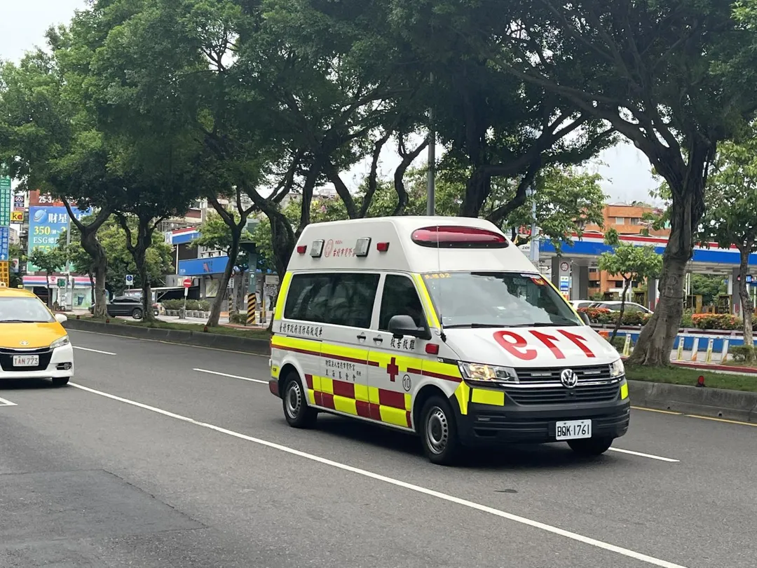 一名23歲女性騎乘機車與汽車發生劇烈碰撞，送醫時僅主訴右胸疼痛、呼吸稍感不順。（圖／中天新聞）