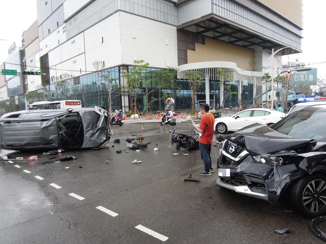 右方轎車車頭凹陷受損,可見撞擊力道之大。(圖/翻攝畫面)
