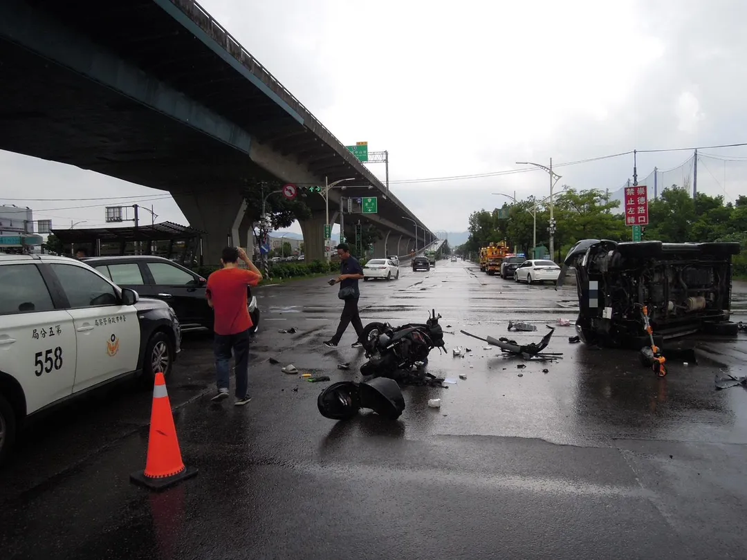 機車慘遭撞翻倒地,騎士左腿骨折送醫救治。。(圖/翻攝畫面)