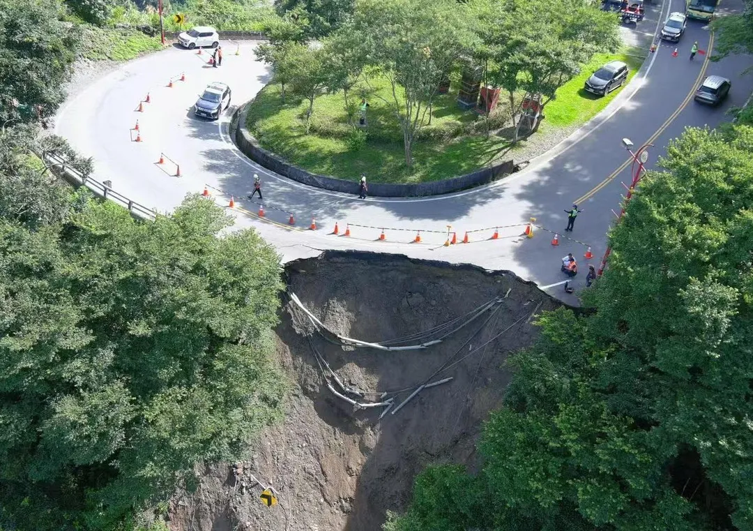 南投台14線77K人止關路段13日發生嚴重路基掏空，（圖／翻攝自Facebook@立法委員 馬文君）